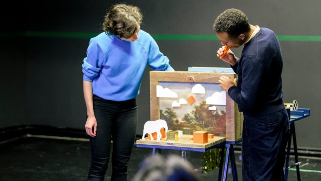 Theater Festival "cuckoo" 2024 for the very little ones: in the miniature theater "The impossible sun" suddenly angular - the paper animals first have to discuss whether that's a good thing.