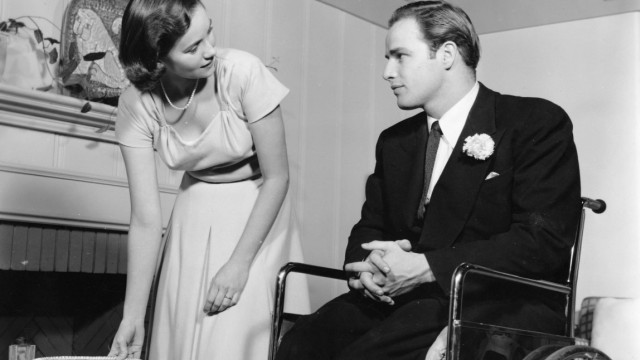 Film series in honor of Marlon Brando: Marlon Brando alongside Teresa Wright in his first leading film role: The war returnee drama "Subjects" will be shown as part of the retrospective.