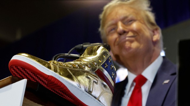 Tiktok in the USA: sneakers or the interests of the USA - is it all a means to his ends?  The former president, here in Philadelphia, with his latest merchandising product.