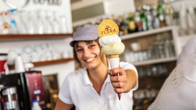 Travel book: An ice cream in the Gelateria Flora bar in Riva del Garda?  Certainly good for the holiday feeling.