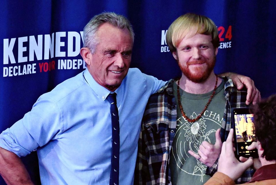 Independent candidate Robert F. Kennedy Jr. (l.) with a young supporter