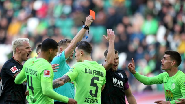 VfL Wolfsburg: There were only ten left: referee Timo Gerach shows Wolfsburg's Patrick Wimmer the red card.