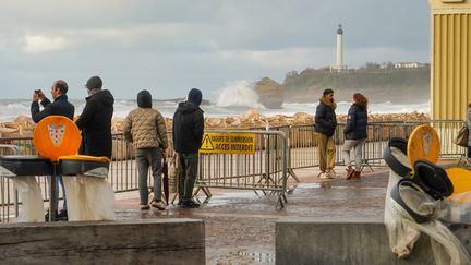 Walkers take photos of rising waters in Biarritz (Pyrénées-Atlantiques), March 10, 2024. (EMILIE DROUINAUD / MAXPPP)