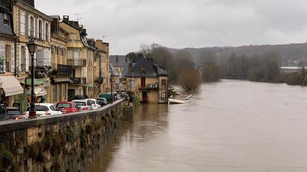 The Vézère in flood, December 12, 2023, in Montignac-Lascaux (Dordogne).  (MARIE-ASTRID GUEGAN / FRANCE BLEU PériGORD / MAXPPP)