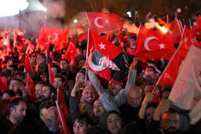 Supporters of the Republican People's Party (CHP) in front of the main municipal building after Turkey's municipal elections, in Istanbul, March 31, 2024.