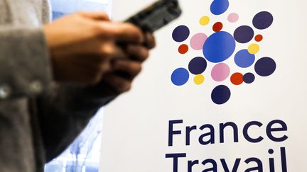 The France Travail logo, in the operator's premises in Paris, January 3, 2024. (LUDOVIC MARIN / AFP)