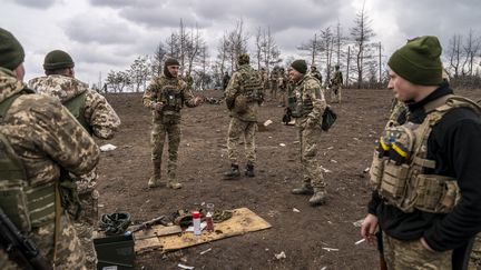 Ukrainian soldiers train in the eastern Donbass region of Ukraine on March 19, 2024. (JOSE COLON / ANADOLU / AFP)